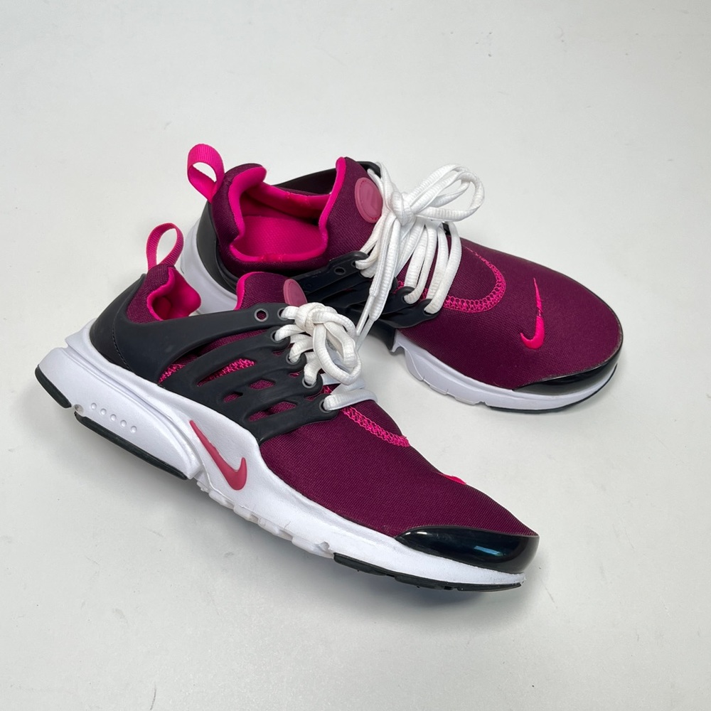 NIKE Girls sneakers Fuchsia Pink Black White  833875-601 size 5Y 2021 sneakers